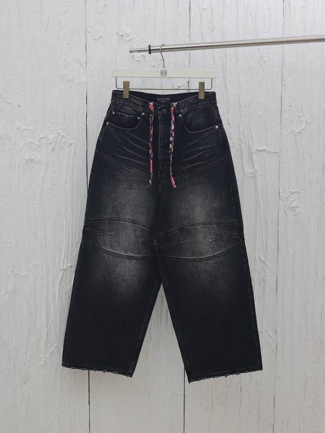 balenciaga* 巴黎25Ss Baggy阔腿牛仔裤 面料采用日本进口100%纯棉斜纹丹宁牛仔面料 由意大利进口高密度器械制造 原胚底含氨纶微弹力 还原牛