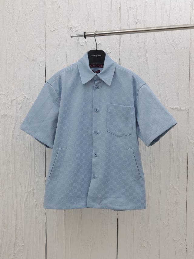 gucci* 古驰25Ss春夏新款翻领短袖衬衣外套 定制双面提花混纺面料，满身经典双G图案Logo 挺廓面料加宽松剪裁版型，刻字纽扣开合门襟 休闲款式 不挑人穿