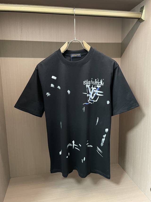 lv 2025春夏新款首发专柜最新款短袖圆领T恤 高端订制 设计前卫时尚！品牌Logo重工艺设计 高端定制丝光云朵棉面料.手感柔软.穿着舒适.专柜级别精致车线.