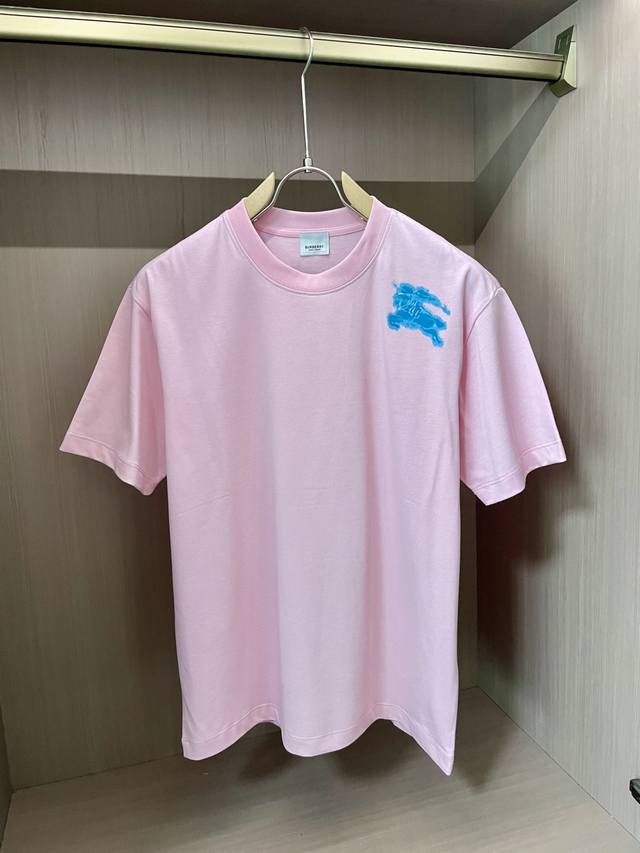 bur 2025春夏新款首发专柜最新款短袖圆领T恤 高端订制 设计前卫时尚！品牌Logo重工艺设计 高端定制丝光云朵棉面料.手感柔软.穿着舒适.专柜级别精致车线