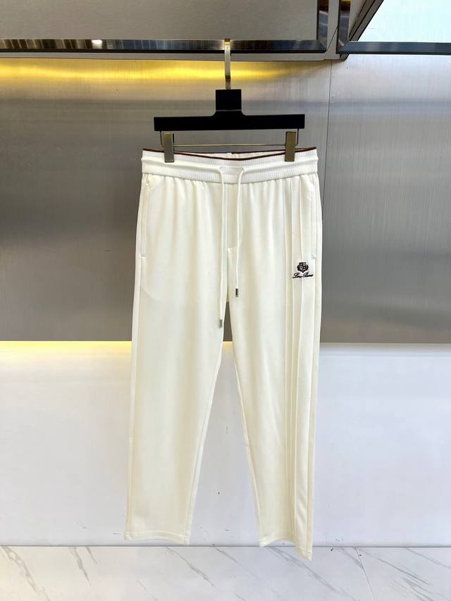 loro Piana诺悠翩雅、意大利L P2610春夏新款时尚字母刺绣休闲裤男士抽绳长裤。以意大利南部阿玛尔菲海岸的晨曦为灵感，将慢跑裤的机能性与高级成衣的优雅