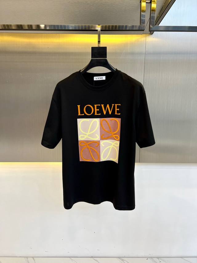 lowe罗意威、2025S新品运动时尚潮流休闲短袖T恤，采用进口丝光欧棉面料，温儒柔软 细腻柔软 上身自然是舒适 凉爽，胸前印花图案时尚立体。颜色十分清晰，非常