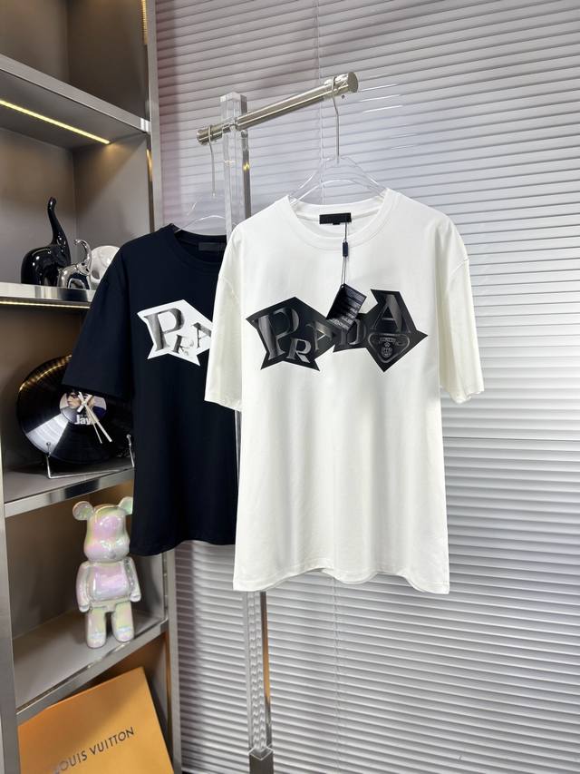 prad*普拉达 Ss25春夏新款短袖，顶级图案Logo，帅气时尚，简约百搭款。面料棉 不仅挺括，保持潮流的廓形，又穿着舒适，纱织更细腻 码数：M-Xxxl
