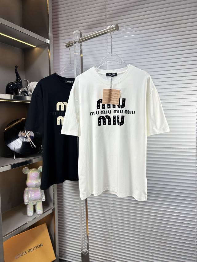 miu*缪缪 Ss25春夏新款短袖，顶级图案Logo，帅气时尚，简约百搭款。面料棉 不仅挺括，保持潮流的廓形，又穿着舒适，纱织更细腻 码数：M-Xxxl