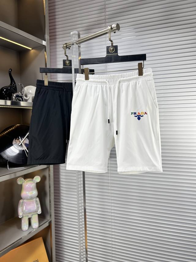 prad*普拉达 Ss25夏季新款男士休闲短裤，堪称百搭单品，涤纶束干面料 微弹性 松紧腰边抽绳设计，保型性好、低弹丝的构造使裤身弹性恰到好处，并且不易起皱！码