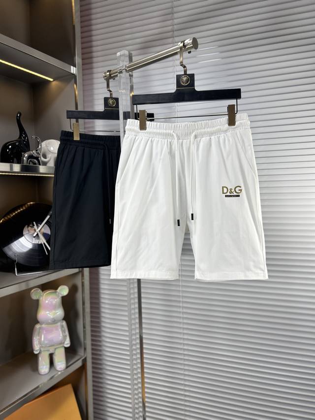 dg*杜嘉班纳 Ss25夏季新款男士休闲短裤，堪称百搭单品，涤纶束干面料 微弹性 松紧腰边抽绳设计，保型性好、低弹丝的构造使裤身弹性恰到好处，并且不易起皱！码数