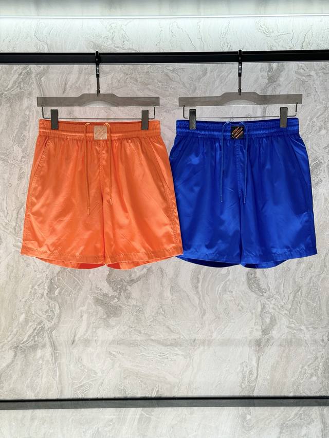 lv，2025春季新品，专柜同步有售，原单狠货，时尚休闲短裤，采用进口聚酯纤维尼龙透气面料，顶级印花工艺字母图案装饰Logo，原版五金辅料装饰，档次极高，舒适透
