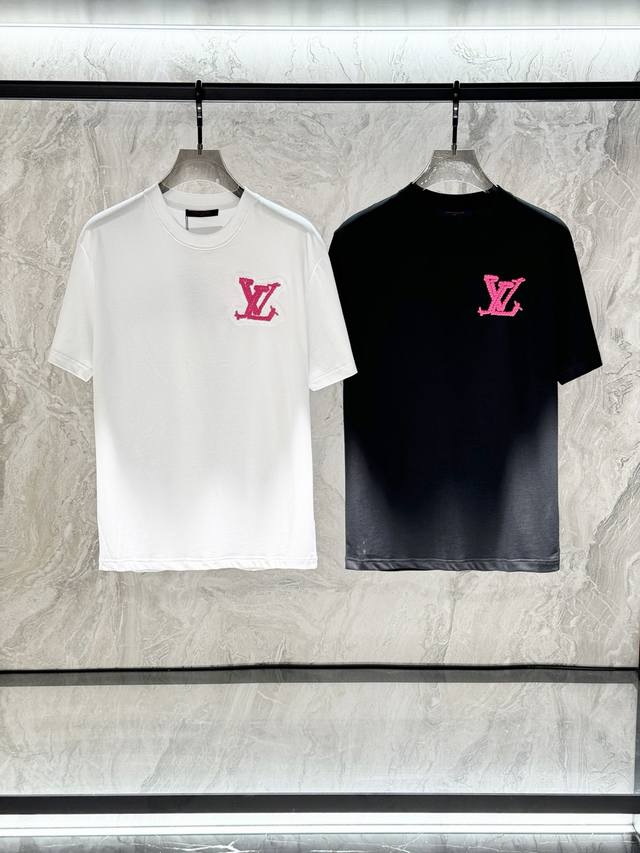 louis Vuitton 路易威登，2025夏季最新款，专柜同步有售，原单狠货，时尚休闲圆领短袖T恤，上身很有特点！吸睛而有亮点，进口原版面料，顶级刺绣工艺字
