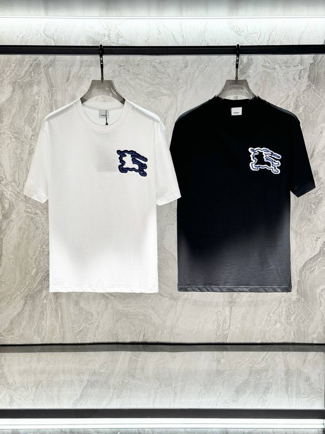 burberry 巴宝莉，2025夏季最新款，专柜同步有售，原单狠货，时尚休闲圆领短袖T恤，上身很有特点！吸睛而有亮点，进口原版面料，顶级刺绣工艺字母图案装饰L