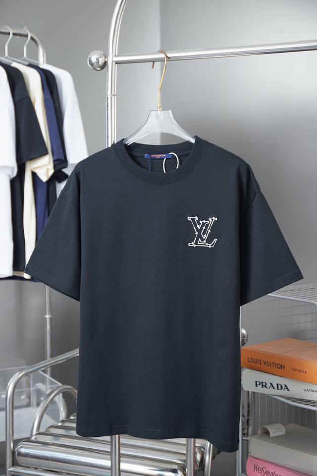 d 1V 25Ss早春新款 牛仔拼接Logo刺绣短袖 轻奢主义 男女日常通勤穿搭必备单品 正确版本 欢迎对比 详细特征 320克100% 纯棉双纱汗布面料 同缸