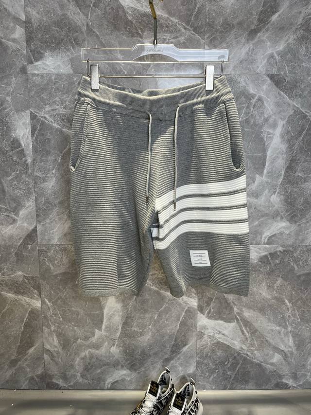 tb汤姆布朗 Thom Browne2025Ss新款针织短裤，定制面料采用威化布织法，提花针织工艺，版型紧致立体，4杠拼接，定制裤绳五金质感强，顺滑，上身舒适透