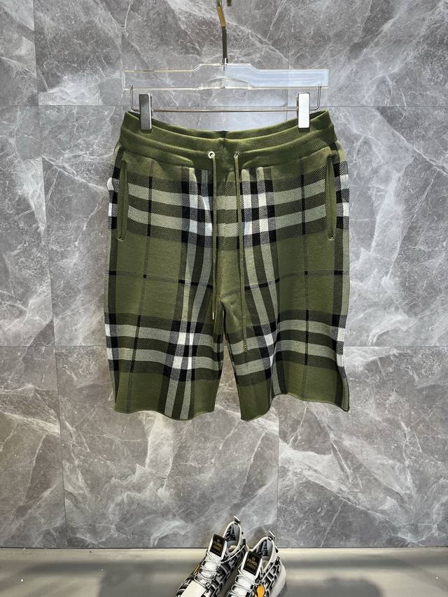 burberry巴宝莉 经典款2025Ss新款针织短裤，定制面料采用威化布织法，提花针织工艺，版型紧致立体，4杠拼接，定制裤绳五金质感强，顺滑，上身舒适透气，凹