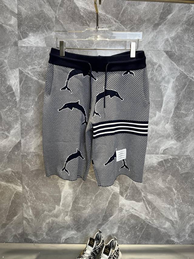 tb汤姆布朗 Thom Browne2025Ss新款针织短裤，定制面料采用威化布织法，提花针织工艺，版型紧致立体，4杠拼接，定制裤绳五金质感强，顺滑，上身舒适透