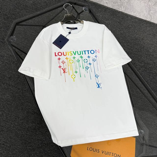 louis Vuitton路易威登 25款高版本 面料采用300克高密度纯棉 不变形 不缩水 三标齐全 男女同款 工艺：数码直喷印花 颜色：白色 黑色 Size