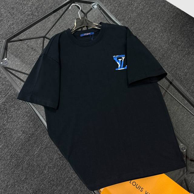 louis Vuitton路易威登 25款高版本 面料采用300克高密度纯棉 不变形 不缩水 三标齐全 男女同款 工艺： 双色双面刺绣 颜色：白色 黑色