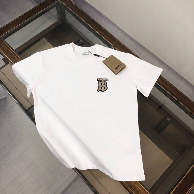 abur*Berry 巴宝莉 春夏最新款圆领短袖情侣款T恤～～定制纯棉面料，极为亲肤舒适， 摸上去手感非常的柔软，质感很好，做工细致。完美体现立体感 符合品牌一