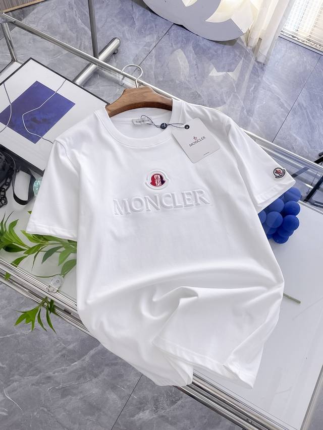 蒙口夏季新品，全新工艺，高定面料 玉蚕丝般的丝滑 时尚经典圆领短袖时尚单品设计，更加时尚舒适，高标准定制，上身非常有型，客供辅料，客供进口高档面料质感非常细腻，