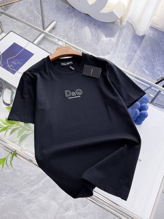 杜德班纳夏季新品，全新工艺，高定面料 玉蚕丝般的丝滑 时尚经典圆领短袖时尚单品设计，更加时尚舒适，高标准定制，上身非常有型，客供辅料，客供进口高档面料质感非常细