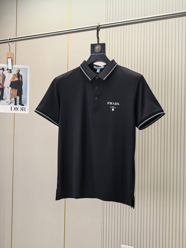 普拉达。25春夏新款原单男士翻领Polo衫短袖T恤 柜台同步发售 爆款 简洁时尚百搭 高端品质 胸前经典Logo图案设计 定制进口双股珠地纯棉面料 穿着舒适 透