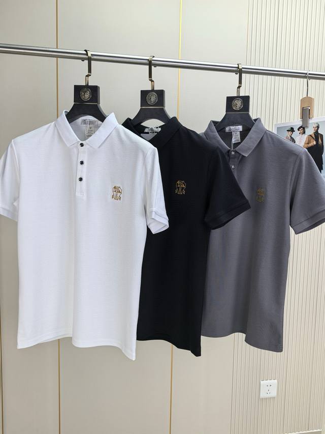 bc。2025春夏新款刺绣标识男士商务休闲翻领 短袖Polo衫对标定制纽扣整体的设计符合美学设计，运用了经典的品牌元素，完美的精髓与基因，胸前口袋处注入了经典品
