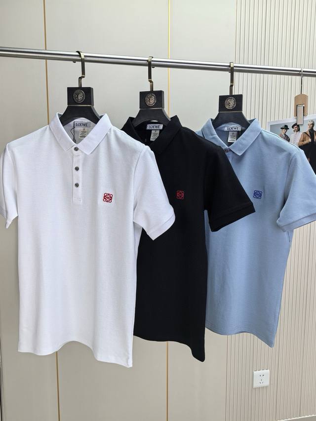 罗意威。2025春夏新款刺绣标识男士商务休闲翻领 短袖Polo衫对标定制纽扣整体的设计符合美学设计，运用了经典的品牌元素，完美的精髓与基因，胸前口袋处注入了经典