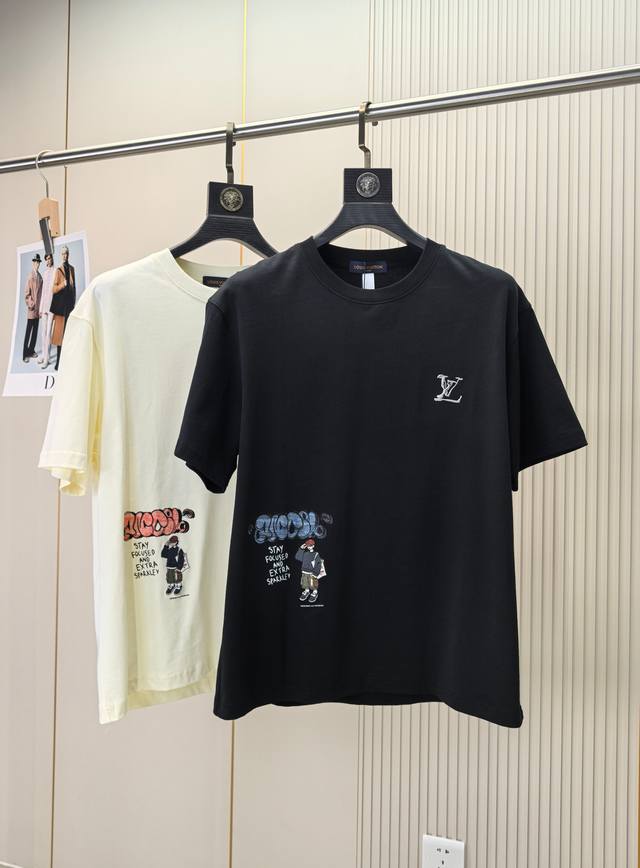 lv。2025春夏新品时尚圆领短袖高级定制百搭款式！更有实用感 任何人都可以轻松驾驭 高端棉面料制作，手感非常奈斯，不起球，不变形，奢华经典设计，非常显档次懂货