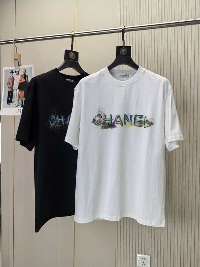 香奈儿。2025春夏新品时尚圆领短袖高级定制百搭款式！更有实用感 任何人都可以轻松驾驭 高端棉面料制作，手感非常奈斯，不起球，不变形，奢华经典设计，非常显档次懂