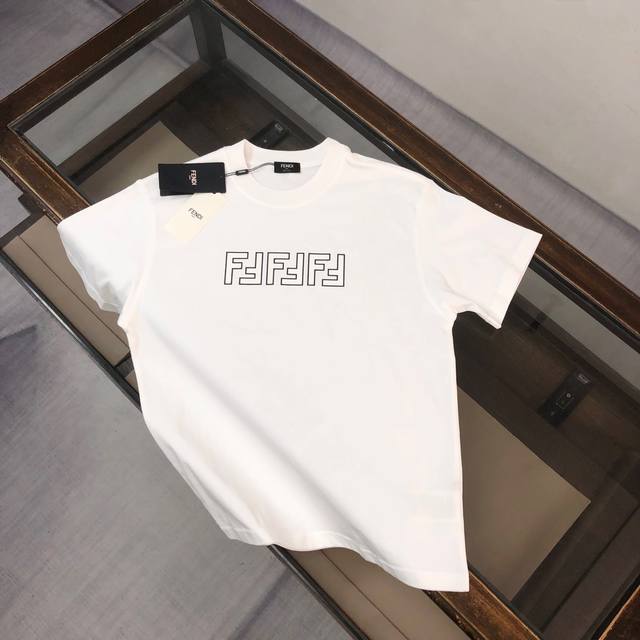 fendi 芬迪 2025春夏新款上市 纯棉短袖T恤！270克定制棉，面料柔软舒适，全新设计灵感，极具时尚代表性！精致双F印花Logo点缀！手感舒适透气！极为时