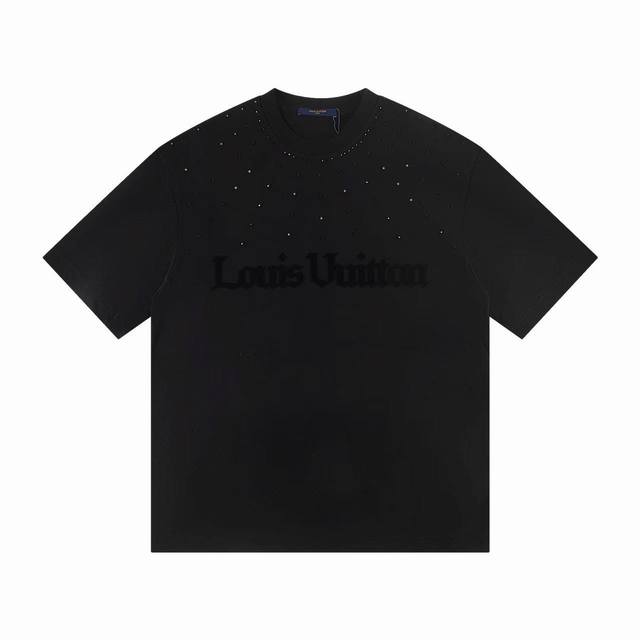 价格P： 一首起批.散单+10 款式：2025新款Louis Vuitton短袖T恤 材质：烫钻工艺，高版本300G双纱精梳棉 尺码： S～Xl 颜色：黑色 款