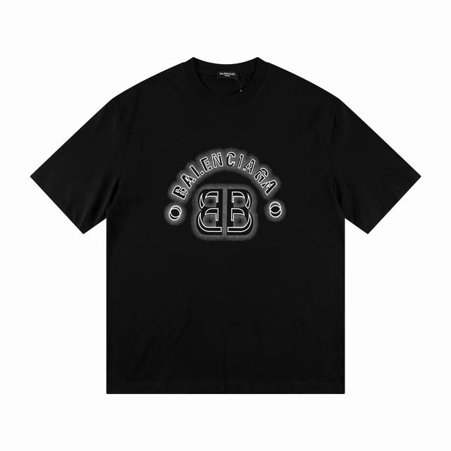 价格P： 一首起批.散单+10 款式：2025新款巴黎世家短袖T恤 材质：高版本300G双纱精梳棉 尺码： S～Xl 颜色：黑色 款号：Z076