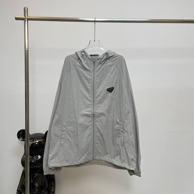 特价 Prada 普拉达24Ss春夏新品双层防晒外套 定制宽松版型 极简黑白主义风法式优雅的慵懒风， 休闲又时髦！ 立体剪裁版版型 多种穿法百搭上身显瘦又高挑！