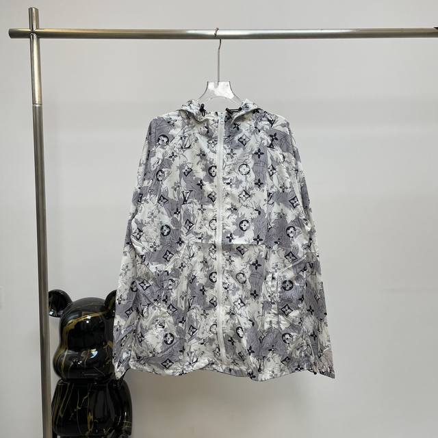 特价 Lv路易威登满印防晒外套- 春夏外套-客户最爱的薄款防晒服，春夏转换季完全无压力！自带气场一针一线彰显“气度”送礼绝对是首选！男，女同款。 颜色:图片色