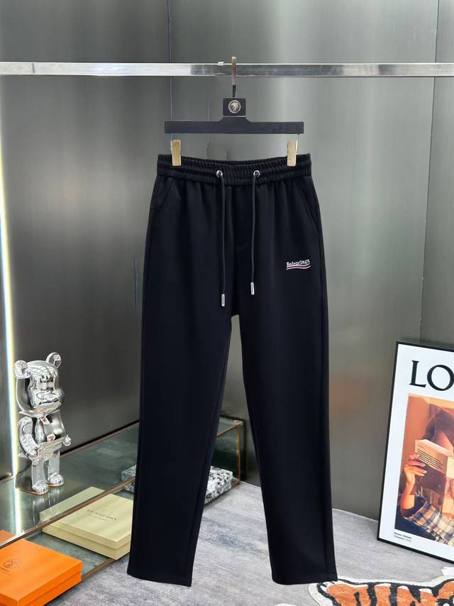 巴黎世家 2025春季新款休闲裤！官网同步发售。品牌经典Logo休闲裤，定制面料，舒适度极好，手触感： 烈。辦识度极高，完美品相工艺。尺码：M-3Xl