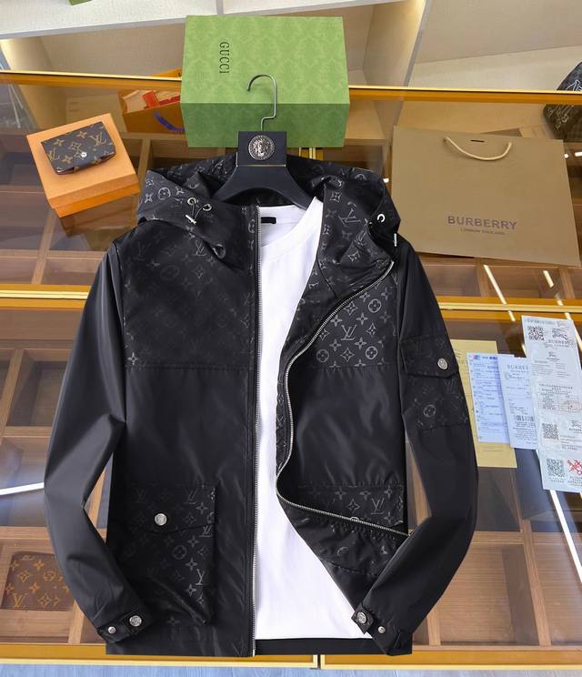 路易威登Lv 高品质 新款夹克外套，秀场新品品相非常完美，记忆面料舒适保暖，三标齐全，色泽饱满诱人，非常出彩的设计，轻松将时髦感进阶，做工极为考究严谨，走线工整