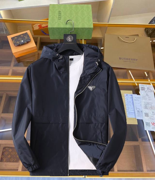 普拉达 官网同款，同步上线！2025春季新款男士夹克外套，原单三标齐全高端版本！带隐藏帽，专柜定制面料 透气舒适度高，细节无可挑剔，品牌元素设计理念，体现高品质