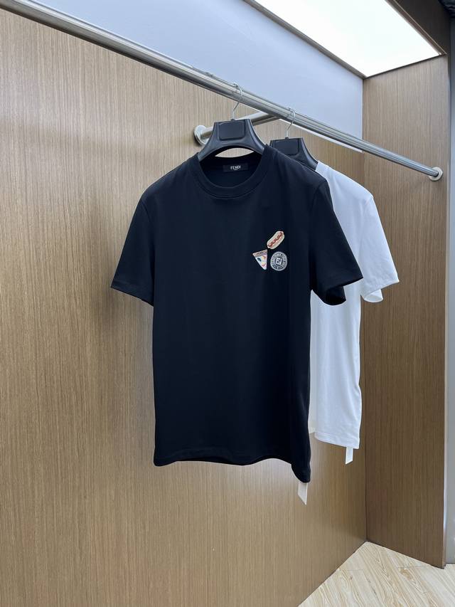 新品 Fdss官网新款标识细节棉质T恤衫。订织全棉面料质感好，面料舒适亲肤 超级舒适 A60值得推荐 颜色:黑，白色。 尺码:S-M-L-Xl-Xxl。