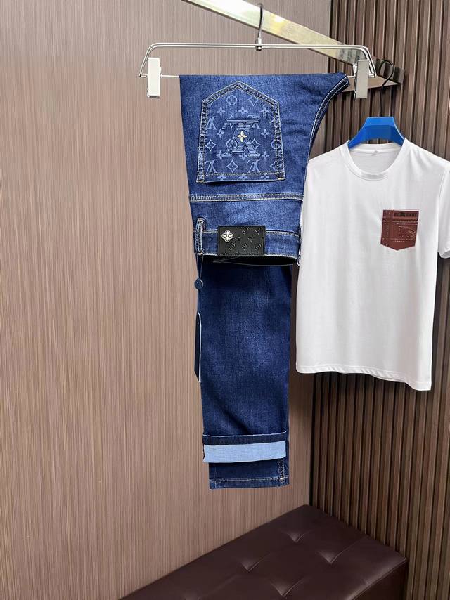 主推.长期有货 Lv 高品质 官网高端新品原单少数帅爆牛仔裤，百分百原单 百搭神器！今年最新流行的风格设计款式，采用进口棉花制作成的单宁布，上身舒适，剪裁设计挺