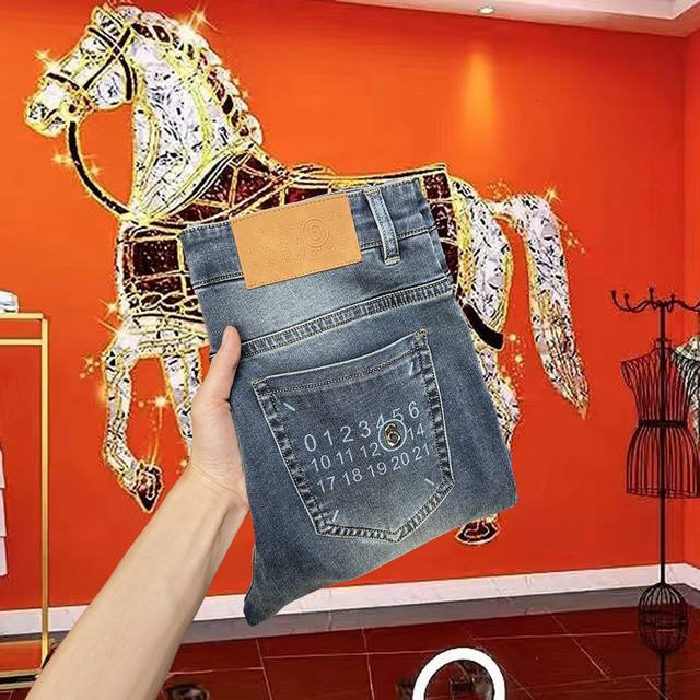 主推.长期有货 马吉拉 高品质 官网高端新品原单少数帅爆牛仔裤，百分百原单 百搭神器！今年最新流行的风格设计款式，采用进口棉花制作成的单宁布，上身舒适，剪裁设计