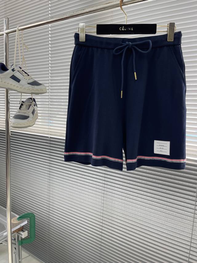 tb Thom Browne 标签短裤 定制定染潮韵精棉双面幻织 富有质感 色泽饱满 舒适贴肤 深蓝雅韵 简而不凡 Tb独特印记标签点缀于裤边 织带为缀 如同点