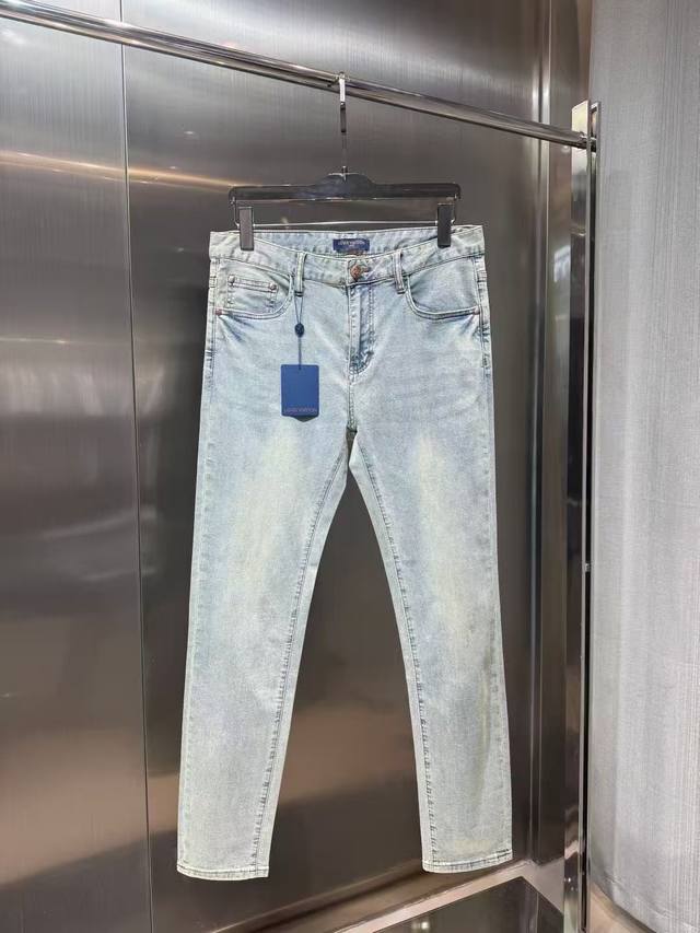 lv 原单牛仔裤 2025新品，原版牛仔裤 原版重工打造，品牌经典Logo设计，三标齐全！原版五金辅料。专柜定制牛仔面料，完全对版专柜，欢迎专柜试穿后再购买，好