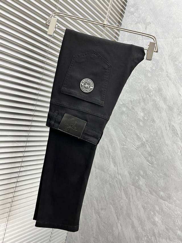 鸟家 春夏男士休闲牛仔裤....... 客供牛仔面料打造 质地柔软又不失筋骨，手感干爽有韧性 裤身配以品牌经典徽标，灵魂般的点缀 各项指标皆为上品，自然带来极佳