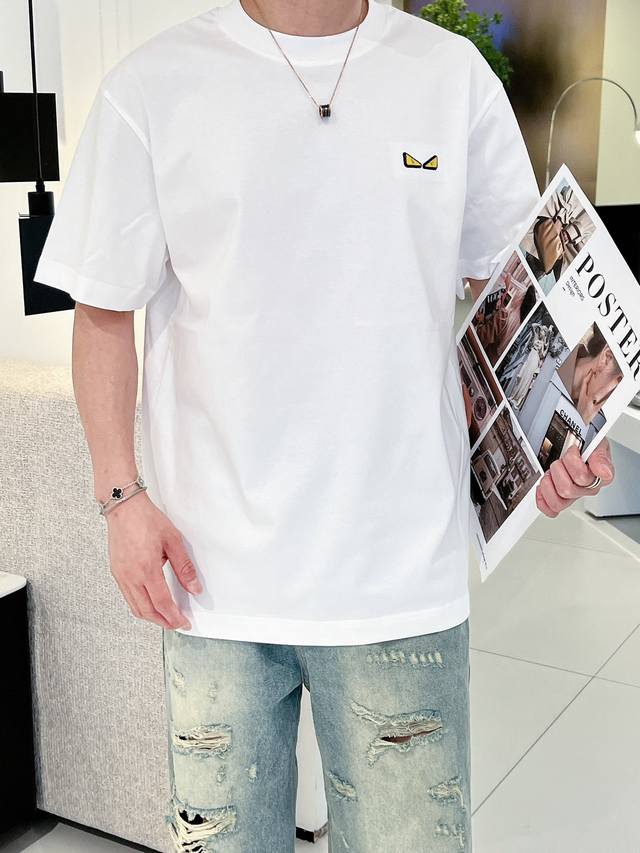 fend* 25 Ss春夏新款棉质圆领短袖T恤 胸前经典小眼睛标识 顶级丝光棉面料定制 标准版型 黑 白 两色 男女同款 码数：S M L Xl Xxl
