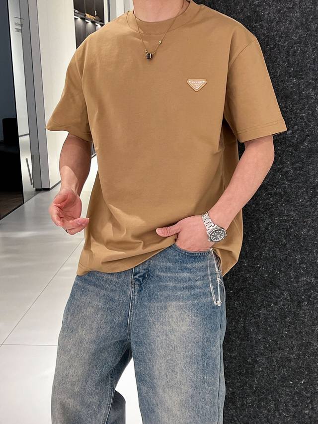 普拉达 2025Ss最新款短袖T恤，原标，原版经典定制五金，定制面料，手感柔软，穿着舒适，做工精细.上身效果无敌帅气， 颜色：七色，码数 S-2Xl
