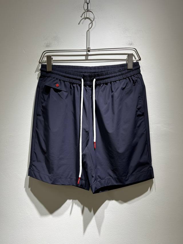 kiton 2025春夏新品男士高端休闲百搭四季通勤修身剪裁休闲短裤！对于粉丝来说，这样大气的经典设计足矣一眼种草，是今年所有当中最帅的一个系列，我只需要看一眼