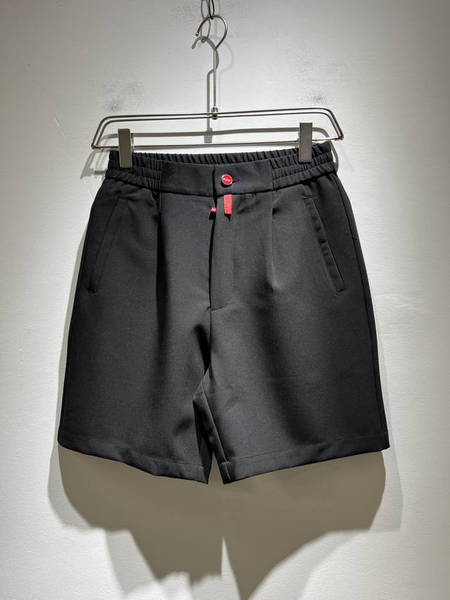 kiton 2025春夏新品男士高端休闲百搭四季通勤修身剪裁休闲短裤！对于粉丝来说，这样大气的经典设计足矣一眼种草，是今年所有牛仔裤当中最帅的一个系列，我只需要
