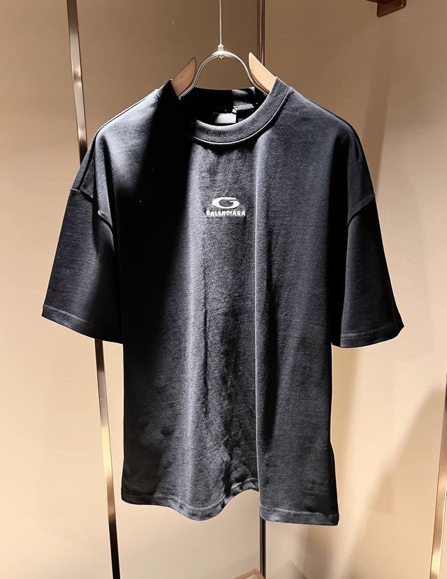 balencia*巴黎*家 2025春夏最新款休闲套装，男女同款刺绣Logo设计！贸易公司渠道稀出，同步官网发售！基本每一季都会有它的背影所在，期待着所有潮男潮