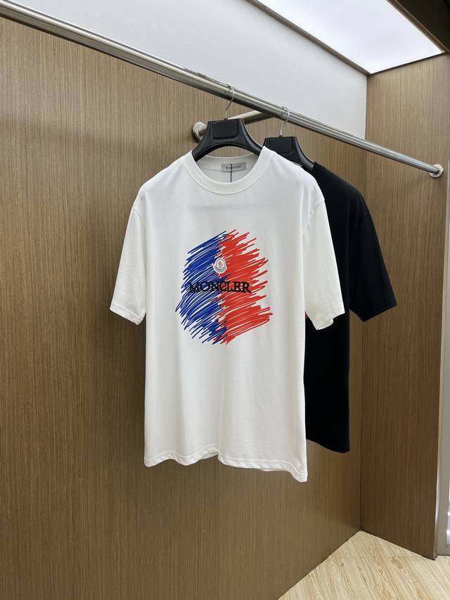 mon 独家首发 2025早春最新品，专柜同步有售，原单狠货，时尚休闲圆领短袖T恤，上身舒适！吸睛而有亮点，采用进口原版面料，顶级印花刺绣工艺字母图案Logo，