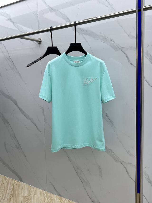 vltn*华伦天奴 2025春夏新款首发专柜最新款短袖圆领T恤 高端订制 设计前卫时尚！品牌Logo重工艺设计 高端定制长绒棉面料.手感柔软.穿着舒适.专柜级别