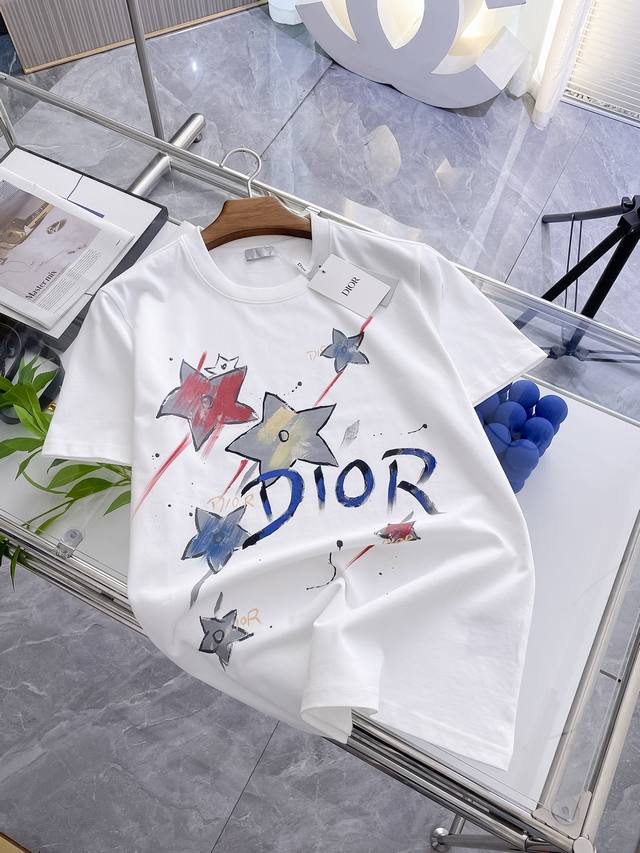迪奥 夏季新品，人工手绘工艺时尚单品设计，更加时尚舒适，高标准定制，上身非常有型，客供辅料，客供进口高档面料质感非常细腻，细节工艺精湛考究，塑造性极高的一款单品