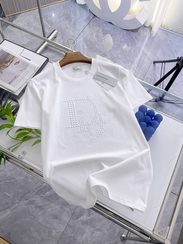 迪奥 夏季新品，凹凸工艺时尚单品设计，更加时尚舒适，高标准定制，上身非常有型，客供辅料，客供进口高档面料质感非常细腻，细节工艺精湛考究，塑造性极高的一款单品，任